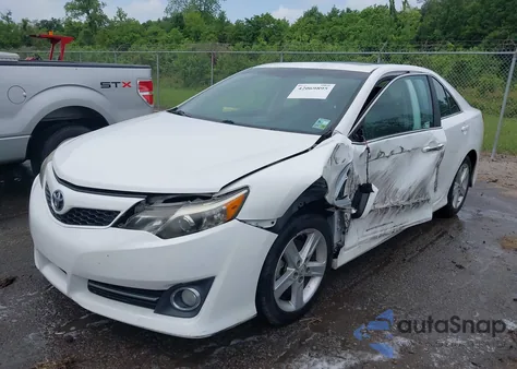 2013 Toyota Camry Se z USA, uszkodzony, nr VIN 4T1BF1FK2DU688843